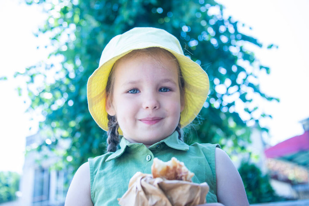 Menina feliz em um chapéu de panamá amarelo, retrato de uma criança, menina sorrindo. - Foto, Imagem