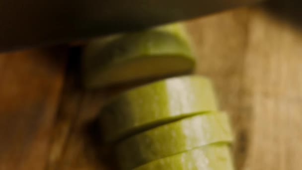 Der Koch schneidet die Zucchini in sehr angenehmer Atmosphäre. 4k-Kinematographie-Videorezept - Filmmaterial, Video