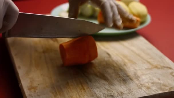 Le cuisinier a coupé la carotte dans une atmosphère très agréable. 4k cinématographie vidéo recette - Séquence, vidéo