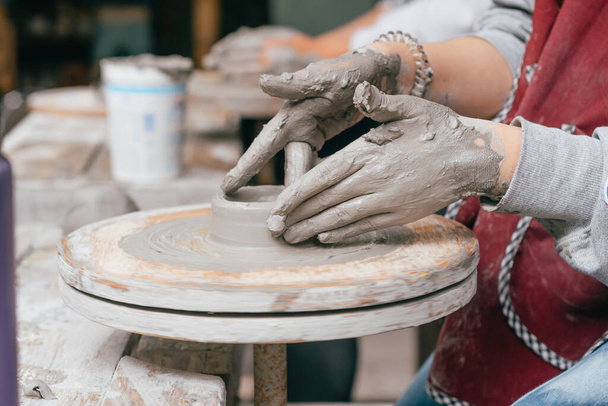 close-up keramische draaiende handen. - Foto, afbeelding