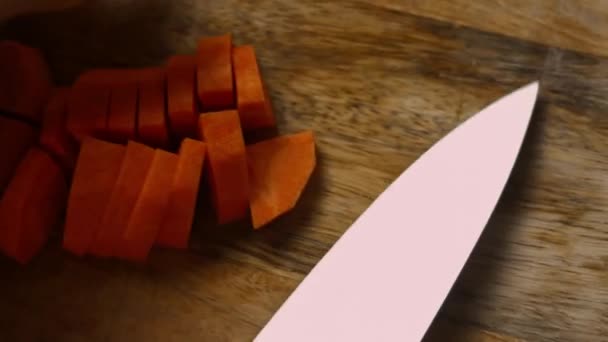 Kokki leikkasi porkkanan erittäin miellyttävässä ilmapiirissä. 4k elokuva video resepti - Materiaali, video
