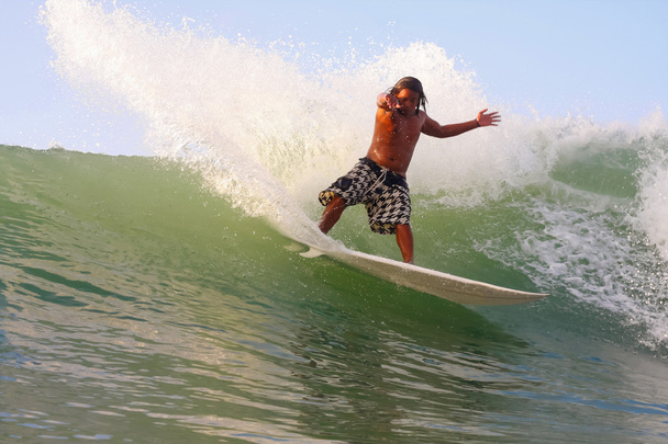 Surfear una ola
 - Foto, Imagen