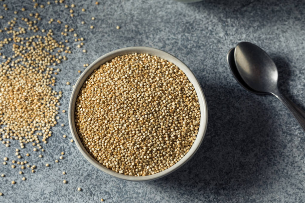 Raw Organic White Quinoa  Grain in a Bowl - Valokuva, kuva