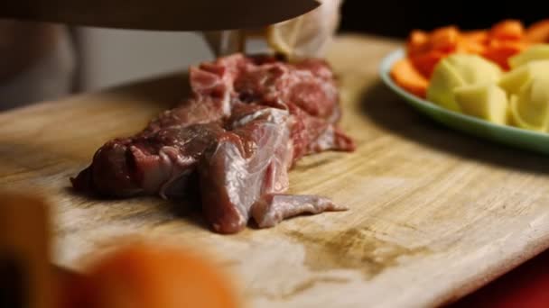 El cocinero corta la carne en un ambiente muy agradable. 4k cinematografía video receta - Imágenes, Vídeo