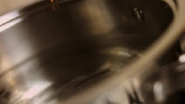 Salz in kochendes Wasser gießen. 4k-Kinematographie-Videorezept - Filmmaterial, Video