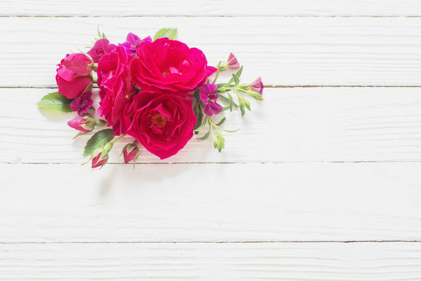 pink and red roses on white wooden background - Foto, Bild