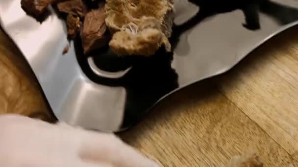 Кухар очищає картоплю в дуже приємній атмосфері. 4k відеорецепт кінематографії
 - Кадри, відео