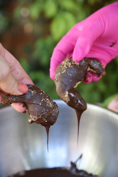 Çikolatalı kruvasan ve çikolata. Pastaneden nefis bir çöl. Kruvasanlar tabağa dizilmiş. ticari - Fotoğraf, Görsel