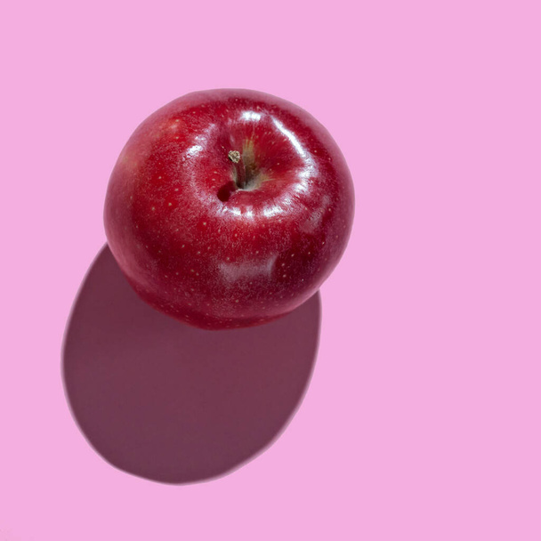 Fresh Red Apple isolated on pink background - Φωτογραφία, εικόνα