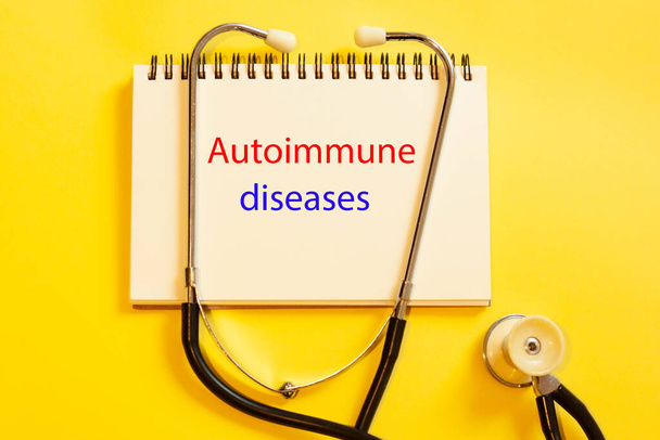 Autoimmun betegségek-- az orvosi diagnózis fogalma az orvosi feljegyzésekben sárga alapon - Fotó, kép