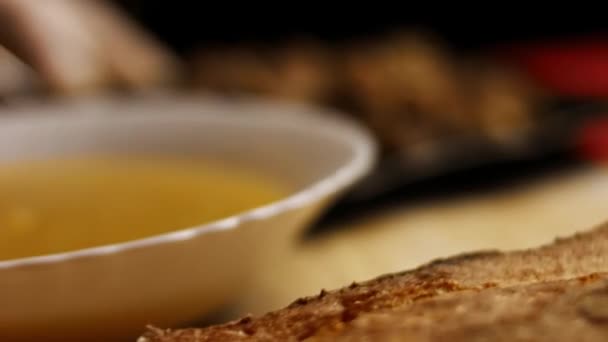 Sabroso fácil Beef Cream Soup carne de ternera bruja para las nuevas mamás. 4k video receta - Metraje, vídeo
