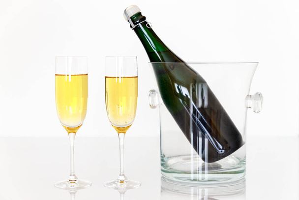 Una botella de champán para una fiesta - Foto, imagen
