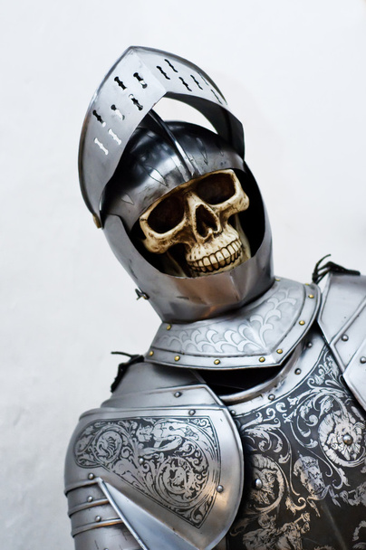 skelet in een ridders armor op witte achtergrond - Foto, afbeelding
