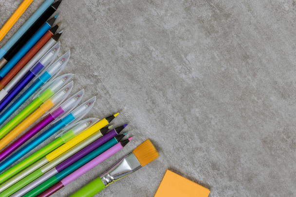 Różny szkolny artystyczny dostawa na szata studencki materiał grupa w stół płaski leżę - Zdjęcie, obraz