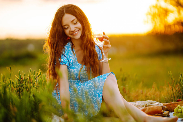 Beautiful young woman having picnic in park. Healthy food. Fresh fruits. People, lifestyle, relaxation and vacations concept. - Foto, immagini