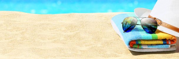 Sommerferienkonzept. Sonnenbrille mit Meeresstrand und Palmen. - Foto, Bild