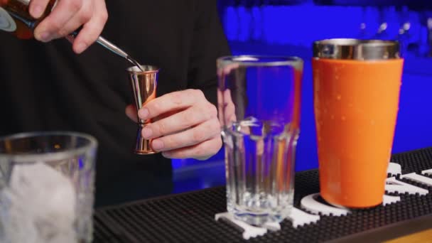 Zbliżenie barmana wlewającego napój do szklanki. - Materiał filmowy, wideo