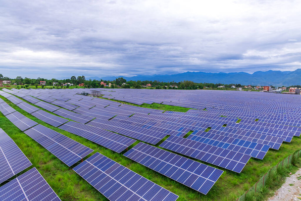 Ряди фотоелектричних панелей на сонячній фермі в Непалі.. - Фото, зображення