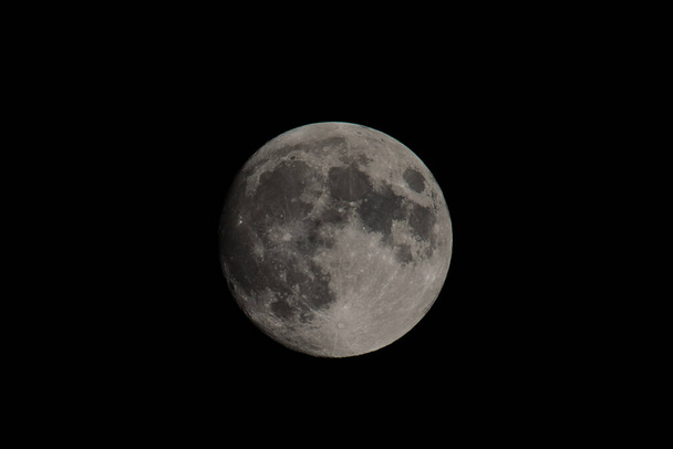 Μεγάλο σούπερ φεγγάρι στον σκοτεινό ουρανό - Φωτογραφία, εικόνα