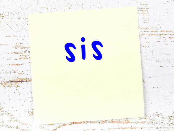 Koncepcja przypomnienia o siostrze. Żółta, lepka kartka papieru na drewnianej ścianie z napisem - Zdjęcie, obraz