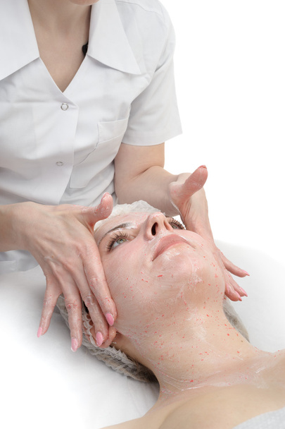 gezicht massage met struikgewas masker - Foto, afbeelding