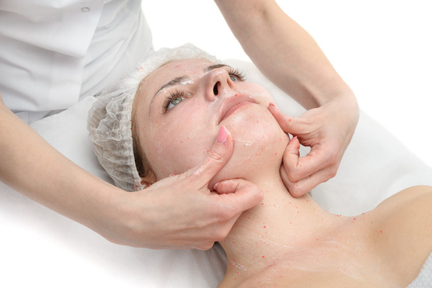 gezicht massage met struikgewas masker - Foto, afbeelding