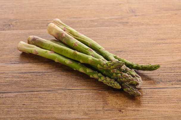 Asparagi freschi verdi maturi crudi per la cucina dietetica - Foto, immagini