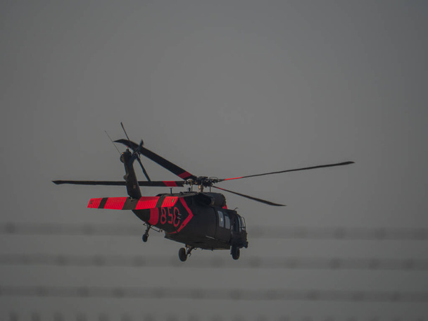 Verenigde Staten National Guard Helikopters opstijgen van Mather Field CA in reactie op 2020 California Wildfires - Foto, afbeelding