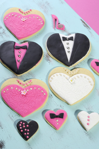 Bride and grrom wedding party heart cookies - Фото, изображение