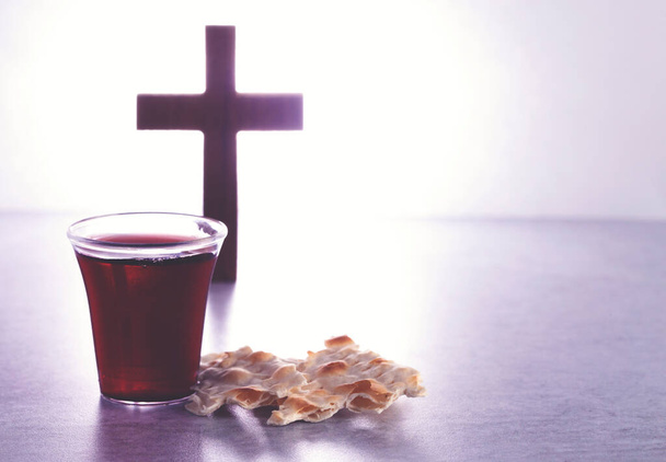 Şarap ve mayasız ekmek Hıristiyan inancının kutsal komünyonu. - Fotoğraf, Görsel