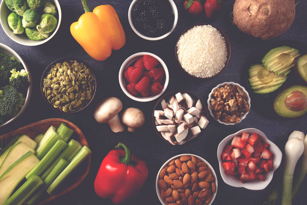 Ein Hintergrund aus frischem Obst und Gemüse und nicht tierischen Produkten ist eine perfekte Low-Carb oder vegane Kombination - Foto, Bild