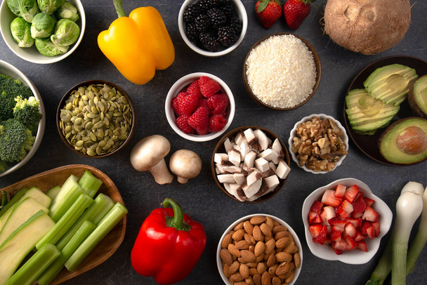 Ein Hintergrund aus frischem Obst und Gemüse und nicht tierischen Produkten ist eine perfekte Low-Carb oder vegane Kombination - Foto, Bild