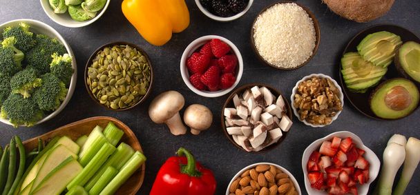 Taze Meyve ve Sebzelerin Arkaplanı ve Hayvan Olmayan Protiens Kusursuz Düşük Karbonhidrat veya Vegan Kombinasyonu - Fotoğraf, Görsel