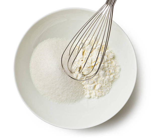bol de sucre et d'amidon de maïs pour la fabrication de crème anglaise isolé sur fond blanc, vue du dessus - Photo, image