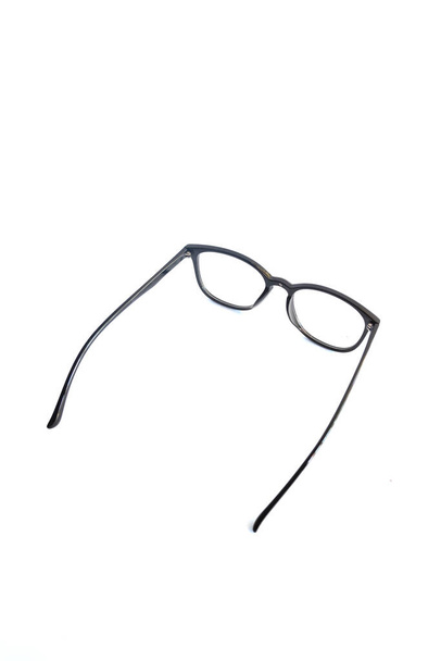 Isolationsbrille auf weißem Hintergrund. schwarze ovale Brillengestelle. ovale Brillenfassung auf dem Foto von oben auf weißem Hintergrund - Foto, Bild