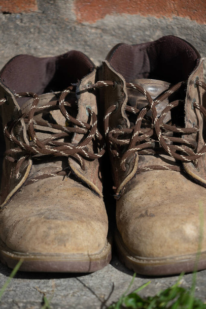 różnorodne stare buty robocze - Zdjęcie, obraz