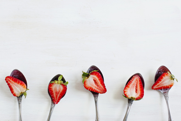 Fresh strawberries in spoons - Foto, afbeelding