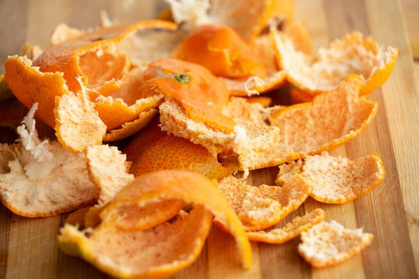 φλούδα πορτοκαλιού σε ξύλινη σανίδα - Φωτογραφία, εικόνα