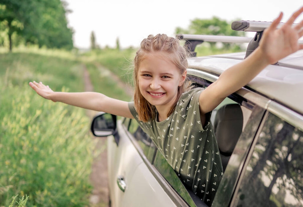 Preteen lány autóval a természetben - Fotó, kép