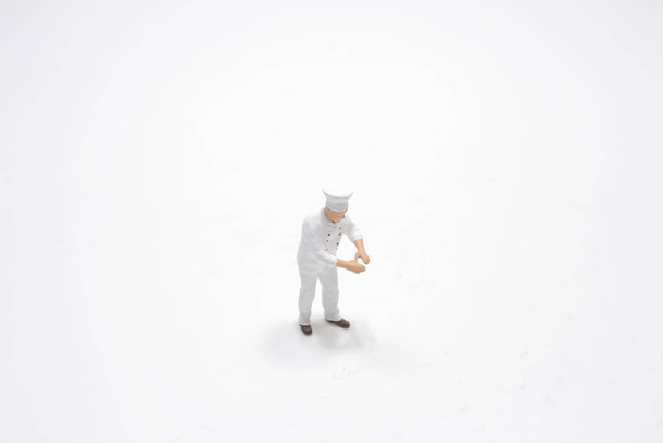 malý kousek šéfkuchaře stojí na bílém - Fotografie, Obrázek