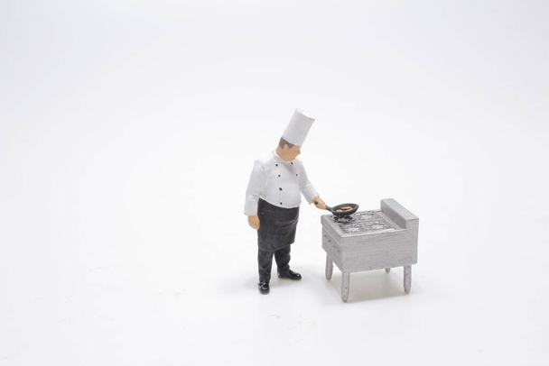 o mini Chef que serve comida, guarnição de comida na cozinha - Foto, Imagem