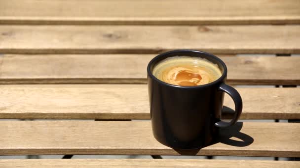 xícara de café na mesa de madeira - Filmagem, Vídeo