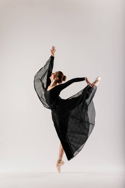 Fiatal balett női táncos elszigetelt fehér háttér - Fotó, kép
