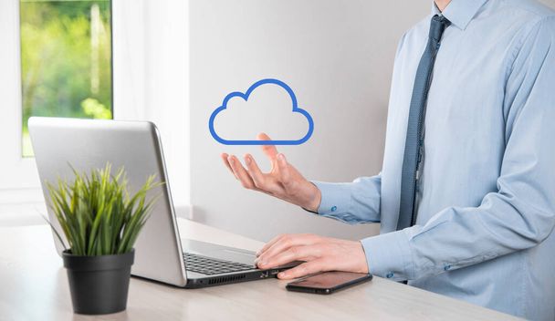 Concept de cloud computing, gros plan du jeune homme d'affaires avec le cloud au-dessus de sa main.Le concept de service cloud - Photo, image