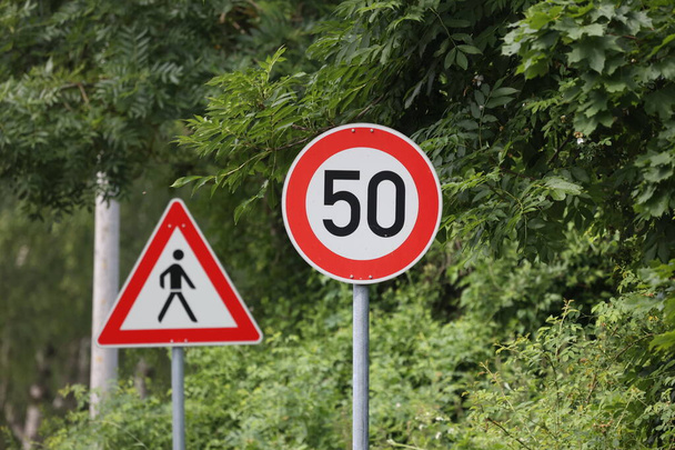 Limite de vitesse ronde panneau routier sur la route. 50 km / h - Photo, image