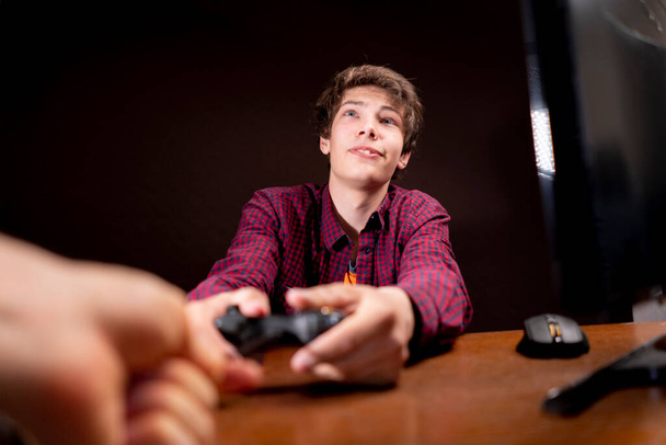 parents prudents d'un jeu vidéo accro jeune homme enlever son joystick b - Photo, image