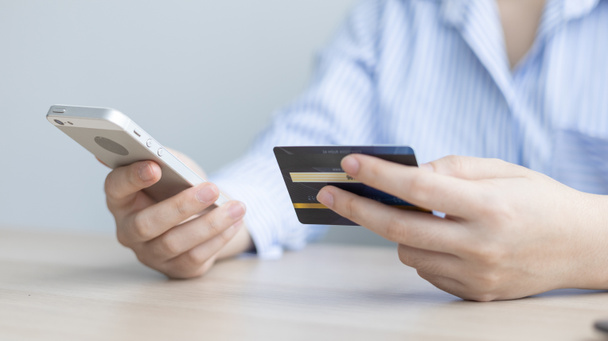 A nők okostelefont használnak az online vásárlások regisztrálására hitelkártyás fizetéssel, az okostelefonok üzleti vagy online pénzügyi tranzakciókhoz való használatának technológiája, online vásárlás és banki online koncepció. - Fotó, kép