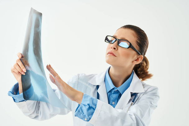 female doctor medicine white coat x-ray diagnostics - Foto, Imagen