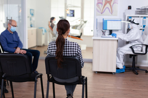 Жінка-пацієнтка в стоматологічному кабінеті чекає діагнозу
 - Фото, зображення