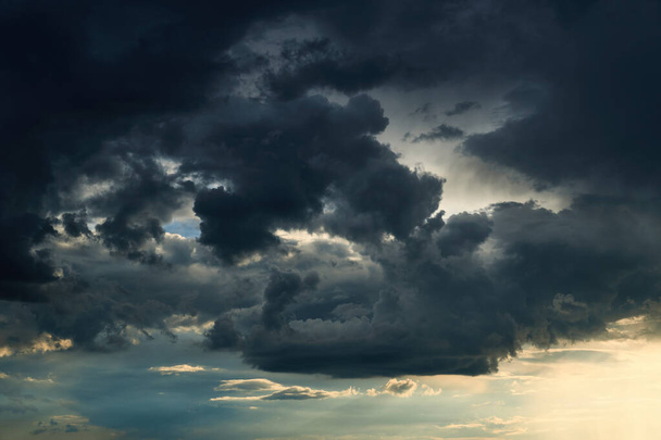 gyönyörű sötét drámai ég a napfény és a felhők, mint a háttérben - Fotó, kép